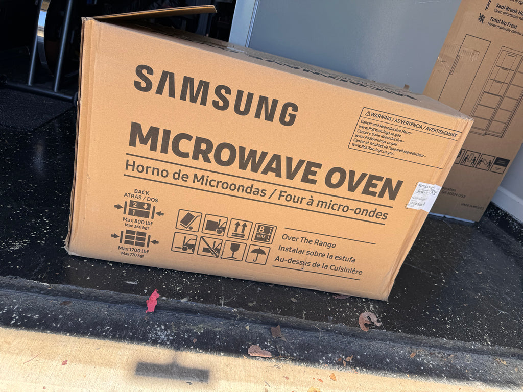 BRAND NEW SAMSUNG MICROWAVE