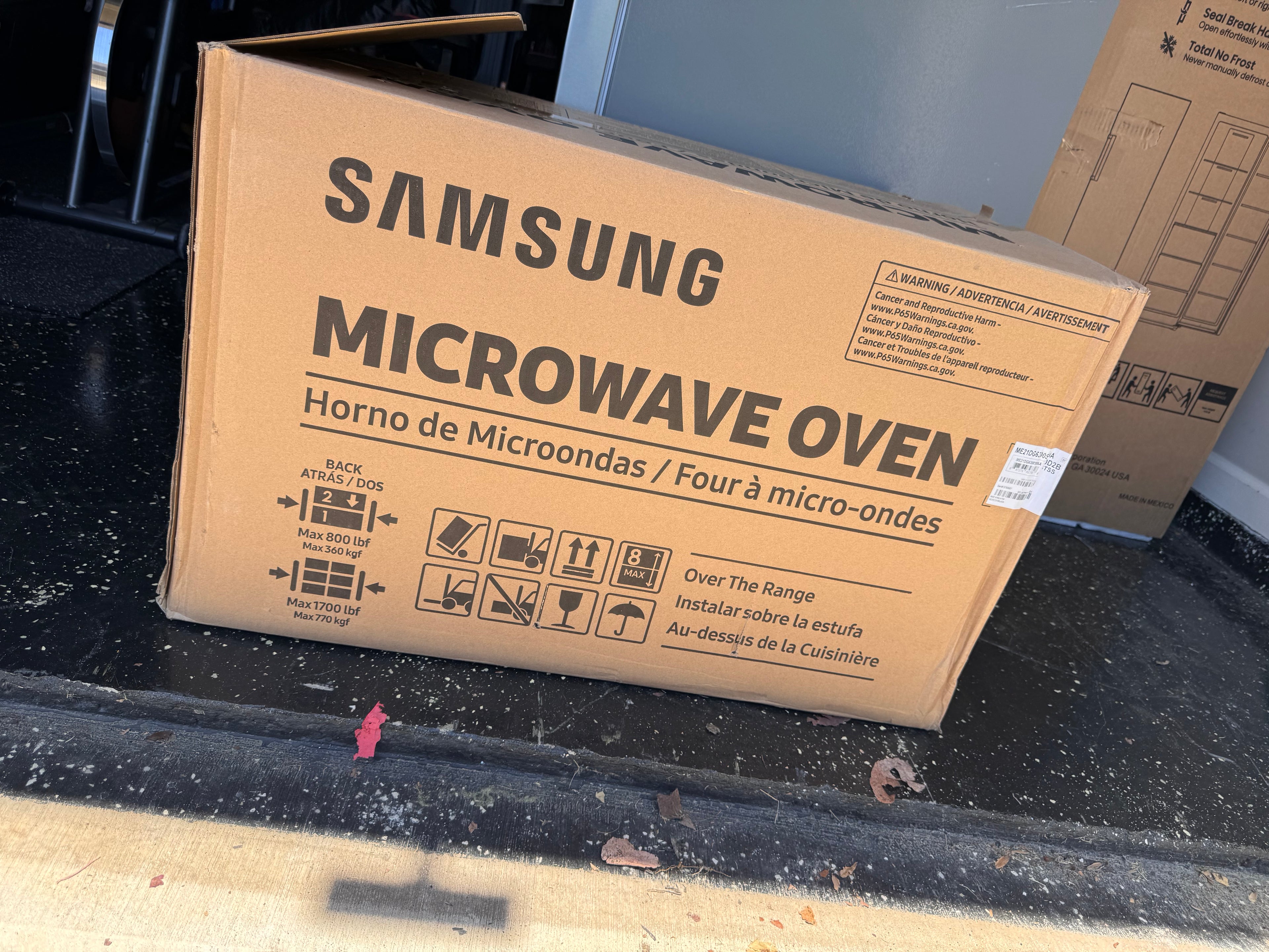 BRAND NEW SAMSUNG MICROWAVE
