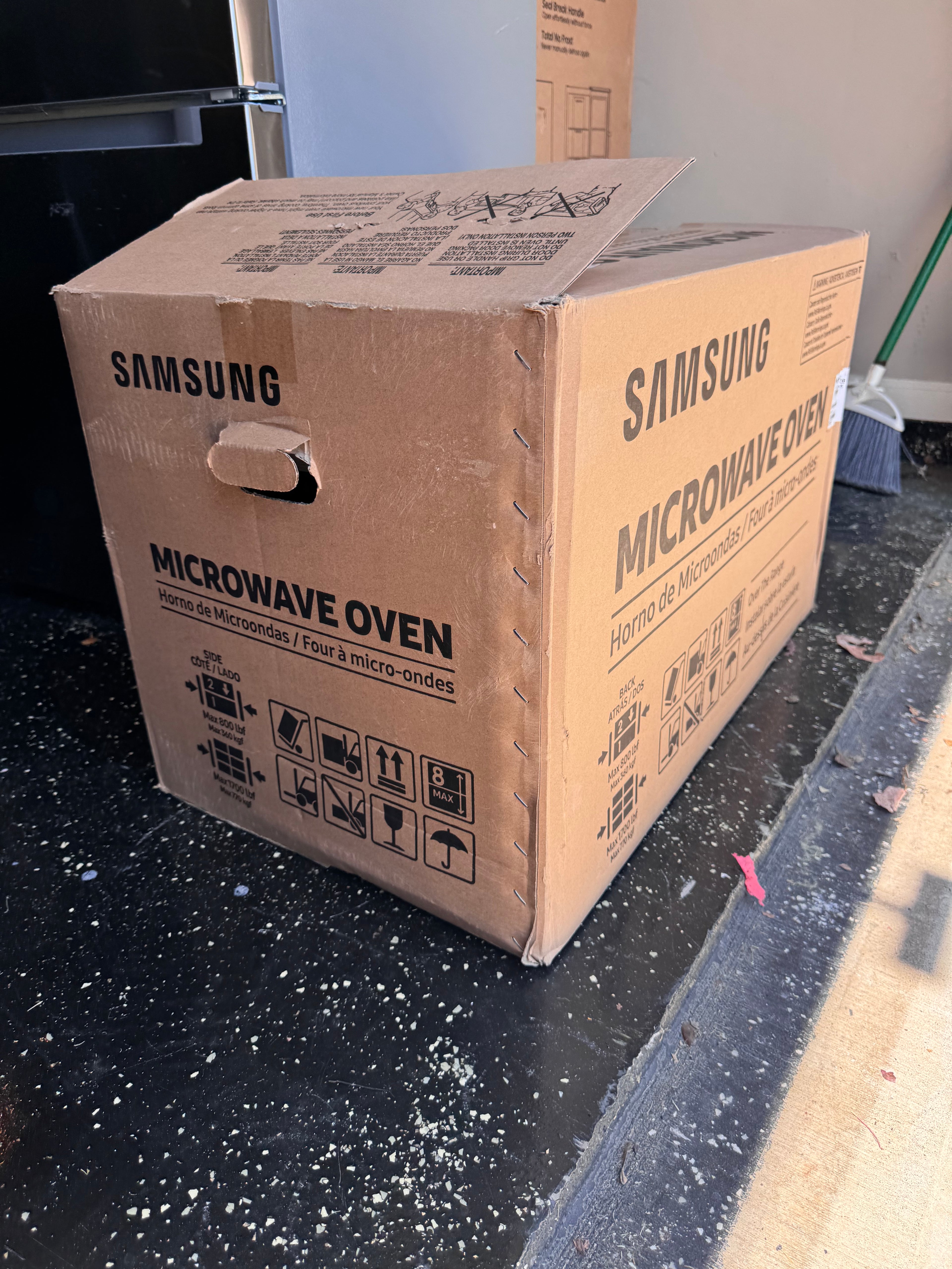 BRAND NEW SAMSUNG MICROWAVE